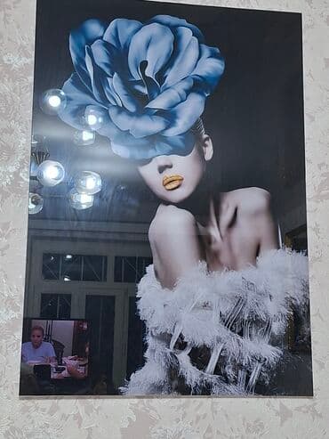 hicabli qadin sekilleri: Bir divara asılmış şaquli bir dekorativ divar rəsmi, parlaq bir səthə — 1