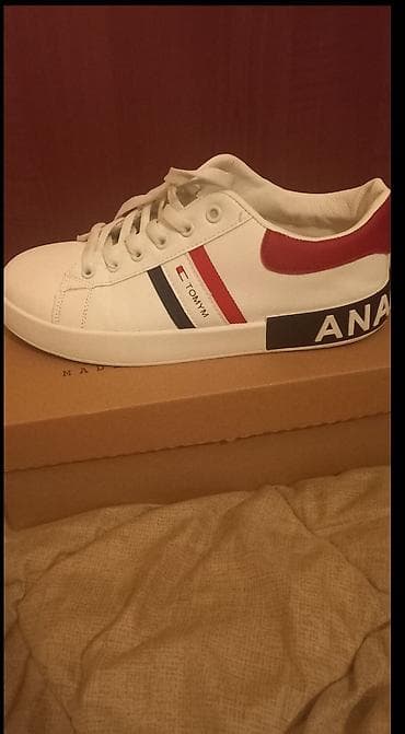 ağ kofta: Ağ rəngli - Dizayn: yan hissədə qırmızı–ağ–tünd mavi zolaqlar və — 3