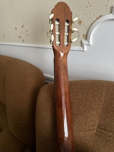 gitara balaca: Klassik gitara – 4/4 ölçü - Korpus: parlaq açıq rəngli üst lövhə — 3
