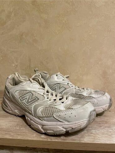 kişilər ucun qacış krossovkaları: • Brend: New Balance (ikili “N” loqolu) • Model tipi — 1