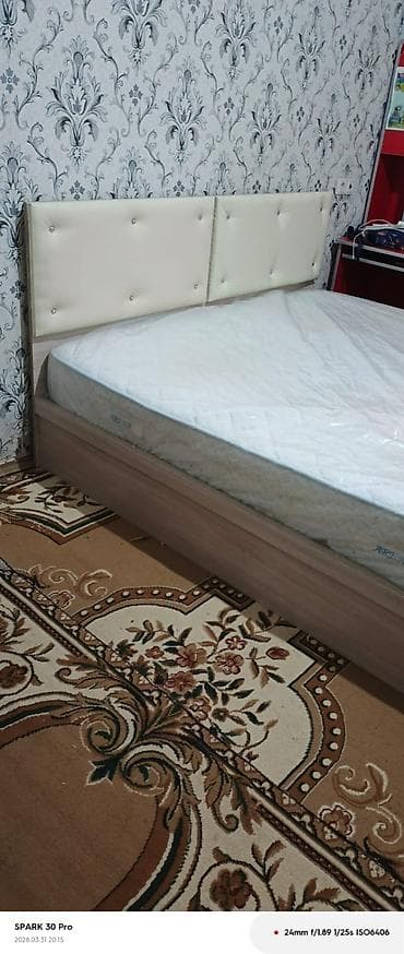 doşek: Yataq dəsti – taxta çarpayı və başlıq - Ölçü: təxminən iki nəfərlik — 1