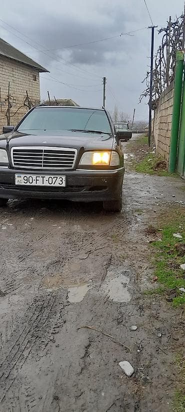 benzin bakı: Mercedes-Benz C-Class (W202) sedan - Kuzov: sedan, qara rəng - — 4