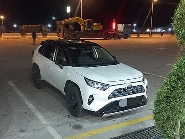 куплю машину в баку: Toyota RAV4 – ağ gövdə, qara dam və qara eksteryer detalları ilə zərif — 4