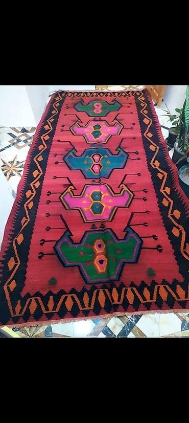 xalca 2 3: Qədimi kilim . Çeşnisi təxmini 19 əsrin ortalarına aiddir. 1981 ildə — 1