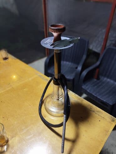 bu ilin kurtka modelleri: Şüşə kolba və metal şaxta ilə klassik nərgilə komplekti — 2