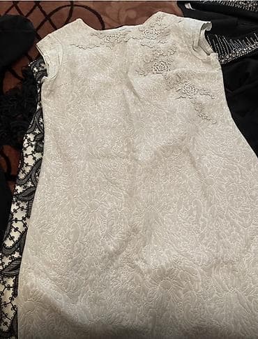 dress: Ağ rəngli, zərif naxışlı qadın paltarı - Klassik kəsim, qısa qollu - — 1