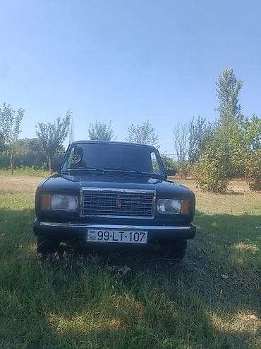 LADA 2107 sedan – qara rəngli, klassik kuzov dizaynı ilə. 4 qapılı