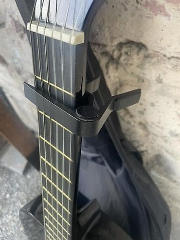 sintezator va 7: Klassik akustik gitara – qara rəng • Aksesuarlar: - Kapodastr — 5