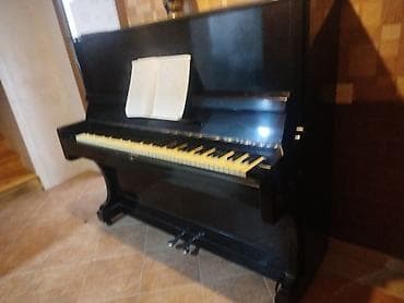 gitara akustik: Şaquli piano – klassik qara korpusda, 88 klavişli - Korpus: yüksək — 1
