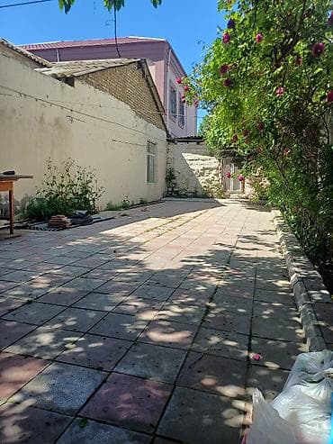 Həyətyanı ev və həyət sahəsi - Geniş, tam döşənmiş həyət: daş