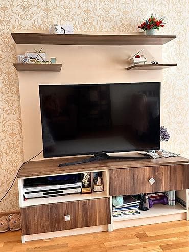 TV stendi və divar rəf dəsti - Tərkib: 1 ədəd geniş TV altlığı + 1