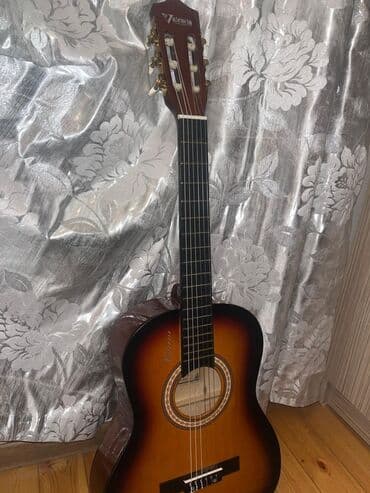 Аккордеоны: Valencia klassik gitara – sunburst rəng keçidi ilə. Xüsusiyyətlər: - — 3