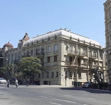 Nizami Moll, Nizami metronun garşisinda arxitektur daş binadir — 1