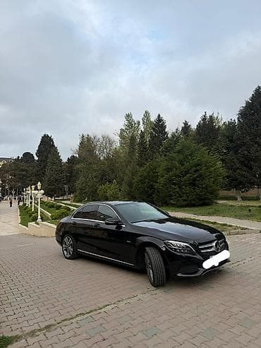 Mercedes-Benz C-Class: 2 l | 2017 il Sedan