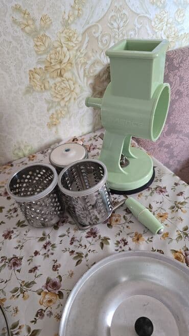 Sırğalar: Bu tərəvəz rəndəsi tərəvəzləri asanlıqla rəndələmək üçün nəzərdə — 1