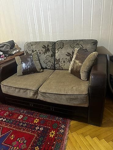 İki nəfərlik divan Bazalıdır - Ölçü: təxminən 2 yerlik, kompakt