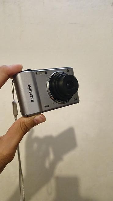 Elektronika: Samsung kompakt rəqəmsal fotoaparat - Gümüşü korpus, əl qayışı ilə - — 2