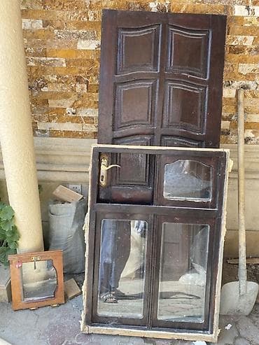 perde 2: Taxta qapı və pəncərə dəsti - Material: kütləvi taxta (tünd rəngdə) — 1