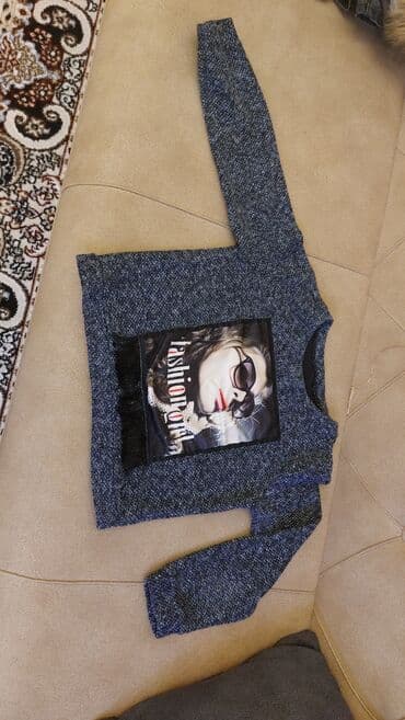 Koynek. Qolu tam uzun deyil,dirseyden ashagidi. tezedir durumu