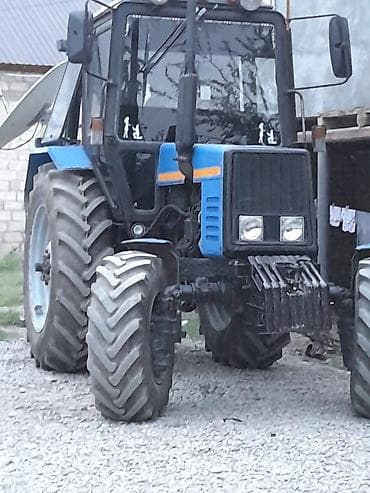 MTZ Belarus traktoru – 4x4, kabinəli, mavi-qara rəngdə. Texniki — 6
