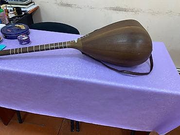 Saz – uzun saplı, çoxsimli xalq musiqi aləti - Korpus: çoxlaylı