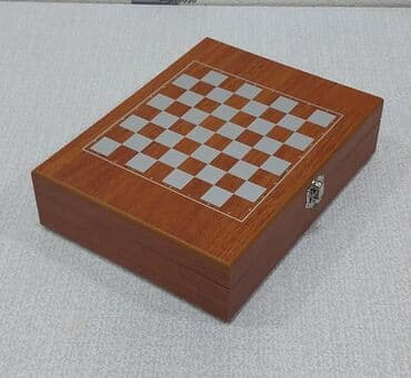 şahmat satılır: İçki qabı dəsti şahmat lövhəsi ilə birlikdə satılır. Üzərində Qız — 7