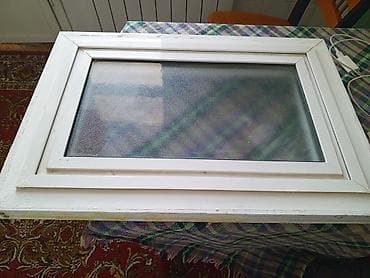 Ağ rəngli plastik pəncərə çərçivəsi, mat/şüşə naxışlı (privacy) şüşə