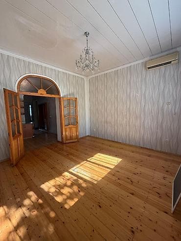 celilabadda kiraye evler: 26cı məhəllər 4/1 orta ev 3otaq stalinka kirayə verilir Evdə — 4