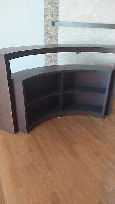 resepşın stolu: Qövs formalı resepsiyon/istanqa masası və divar rəfləri - Dizayn — 2