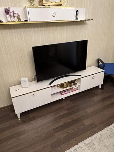 Düz TV altlığı, Polkalı, Laminat