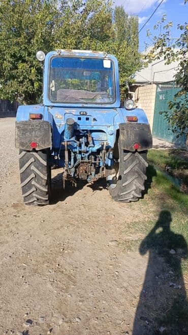 ceşqa fara: Mavi rəngli Belarus MTZ traktoru - Kabinli, geniş görünüşlü ön şüşə — 3