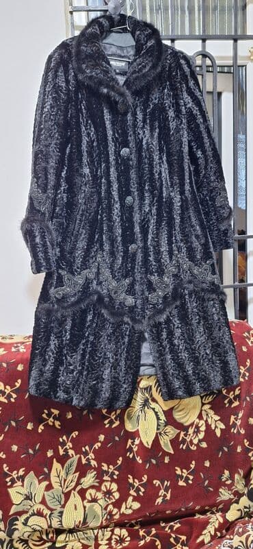 qadınlar üçün qara qonur tülkü xəzindən papaq: Qara rəngdə zərif xəz palto - Material: qıvrım teksturalı xəz — 2