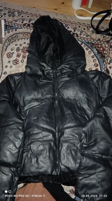 qısa qadın gödəkçələri: Qara rəngli kapüşonlu qadın/kişi puff (şişmə) qısa kürk-məxmər — 1