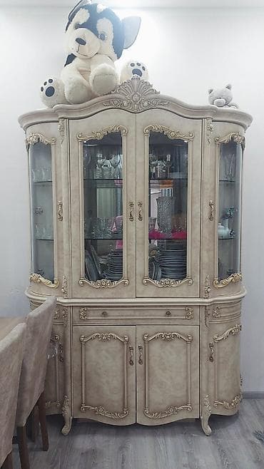Klassik üslubda vitrinli bufet - Material: ağac əsaslı korpus, şüşə