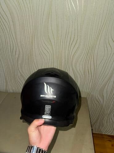 mersedes mator: MT brendinə məxsus mat qara rəngli motosiklet dəbilqəsi. Şəffaf vizoru — 2