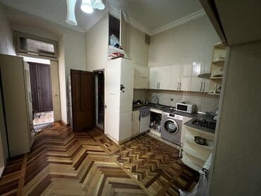 9 mkr kohne binalar: Mərkəzdə yerləşən küçə səviyyəli obyekt/menzil. Tarixi binanın birinci — 5