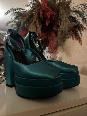 ayaqqabı bağı: Zümrüd-yaşıl platformalı qadın tufliləri - Brend yazısı: VERSACE iç — 2