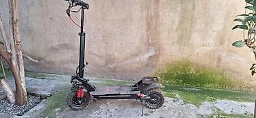 Elektrikli skuter – güclü ikili motor, off-road təkərlər və tam asqı