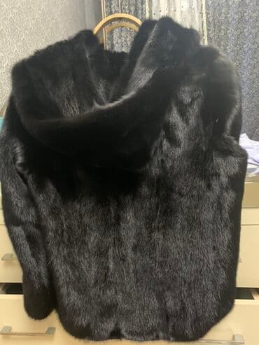 monika berde: VERSA markasına aid qara rəngdə, kapüşonlu qadın xəz palto. Bu palto — 2