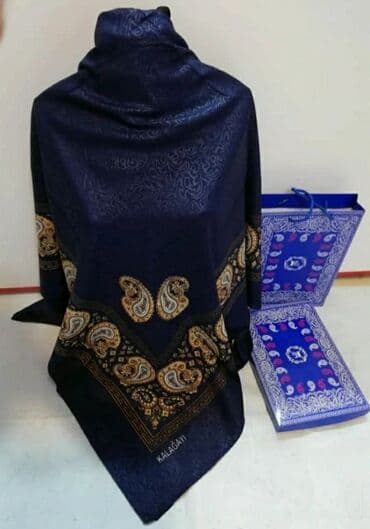 женские красные шарфы: Kəlağayılar. Bu kəlağayıların içi boş K hərfi ilə yazılıdı. Materialı — 7