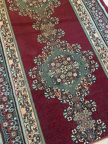 qedimi pullarin alinmasi: Xalça – klassik naxışlı, qırmızı əsaslı - Ölçü: təxminən 152 sm (eni) — 2