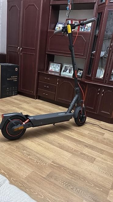 İşlənmiş Elektrik samokat 10", > 1000 Vt, 16 - 25 km/s, Ünvandan götürmə