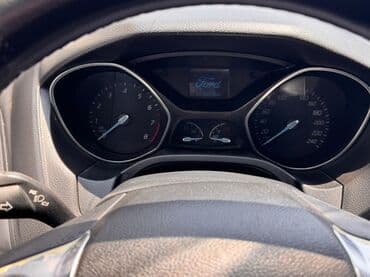 спидометр: Ford Focus sedan – qara rəng, AZ nömrə nişanı. - Kuzov: sedan, qara — 2