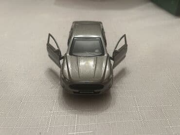 Metal korpuslu, realistik detallara malik sedan tipli miniatür — 7