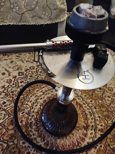 tütün qəlyan: Şüşə əsaslı, metal gövdəli və bəzəkli qollu qəlyan dəsti. Dəstə kömür — 2