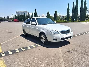 автомобил: Lada Priora liftback, ağ rəng. - Korpus: 5 qapılı liftback, arxa — 5