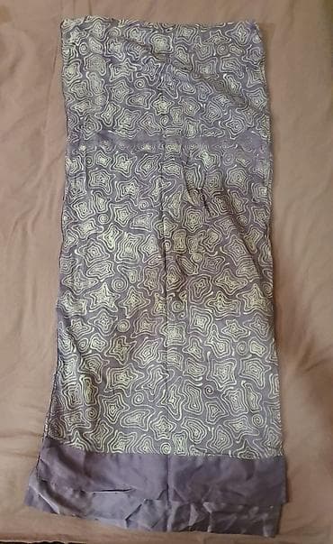 hicab paltarı: Bənövşəyi tonlarda, abstrakt xəritəvari naxışlarla bəzədilmiş — 1