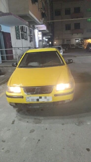 çirkab su maşını: Peugeot 405 (İran istehsalı – Samand/IKCO bazalı sedan) – sarı rəngdə — 1