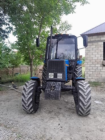 MTZ Belarus traktoru – 4x4, kabinəli, mavi-qara rəngdə. Texniki — 7