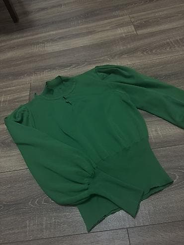 green witch saat: Yaşıl rəngdə qadın bluzası - Model: uzunqol, balon formalı qol ucları — 1